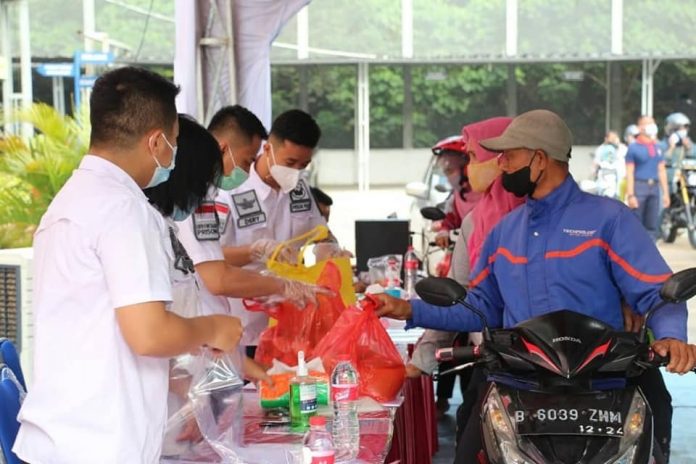 Petugas Rutan Kelas I Depok sedang memeriksa paket kiriman dari keluarga WBP lewat inovasi Lantatur.