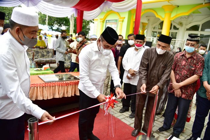 Medan-Gubernur Sumatera Utara Edy Rahmayadi merespons langsung keluhan warga Mabar Hilir, Kecamatan Medan Deli, Kota Medan.