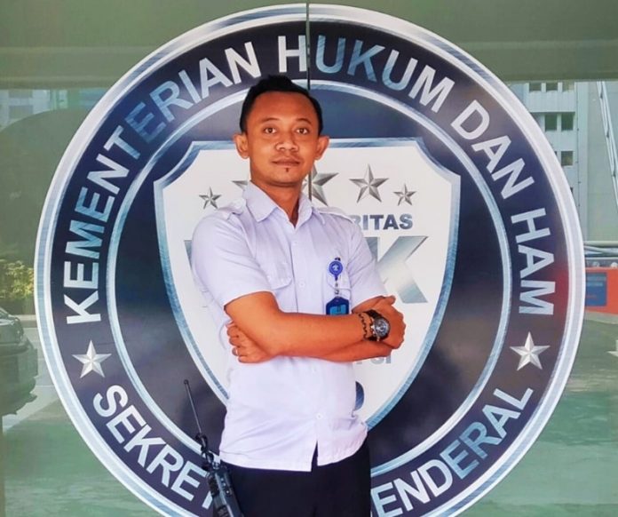 Eksal Rohadi, Bermusik Sebagai Penunjang Kinerja
