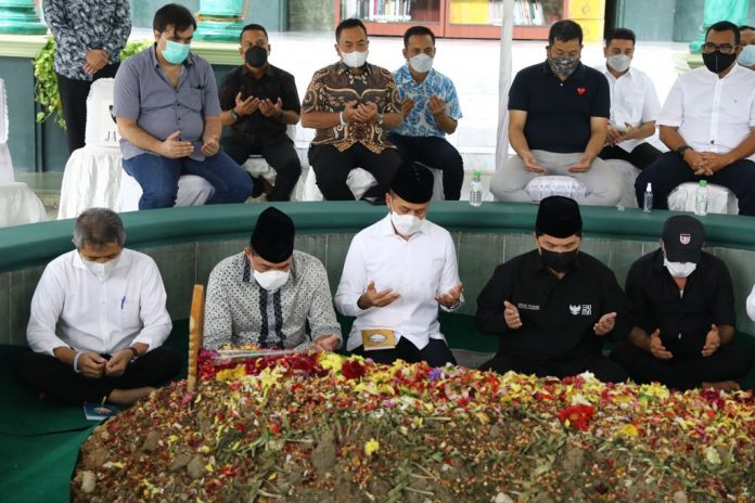 Menteri Erick Thohir dan M Lutfi Ziarah ke Makam Pengusaha asal Sumut H. Anif