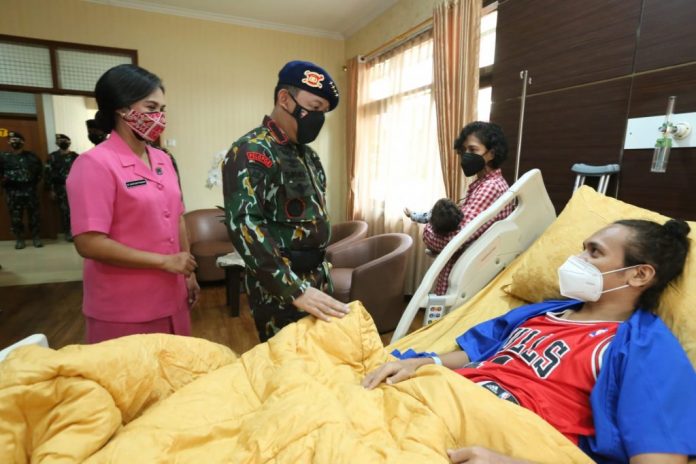 HUT ke-76 Brimob, Kapolri Jenguk Anggota Tertembak Saat Bertugas