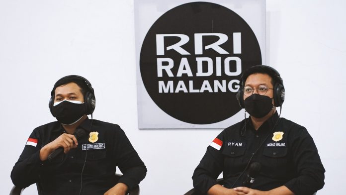 Sosialisasikan Eazy Passport dan Inovasi Layanan, Imigrasi Malang On Air di RRI