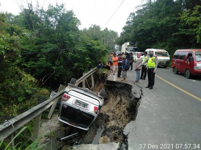 Jalinsum Toba Longsor, 1 Mobil Terperosok