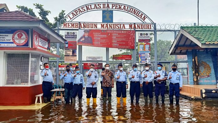 FOTO: Pegawai Lapas Pekalongan Apel Pagi Kala Banjir 