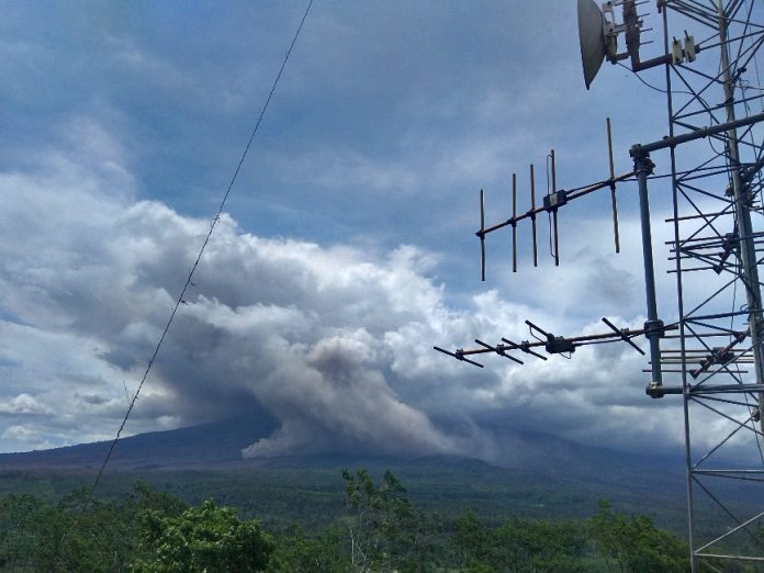 Gunung Semeru Kembali Menggeliat, Kolom Abu Setinggi 200 Meter