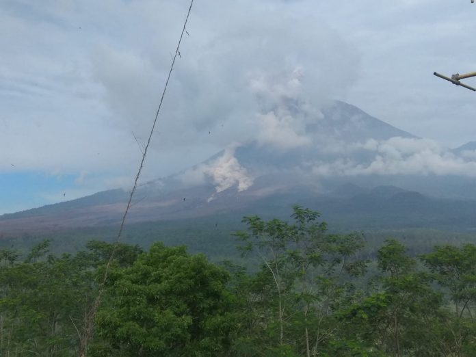 Gunung Semeru Kembali Luncurkan APG Hingga 5.000 Meter