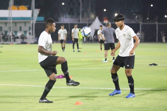Tim U-17 Indonesia menjalani latihan resmi di Stadion Gelora 10 November, Surabaya, Kamis (9/11/2013) malam. (Sumber: pssi.org)
